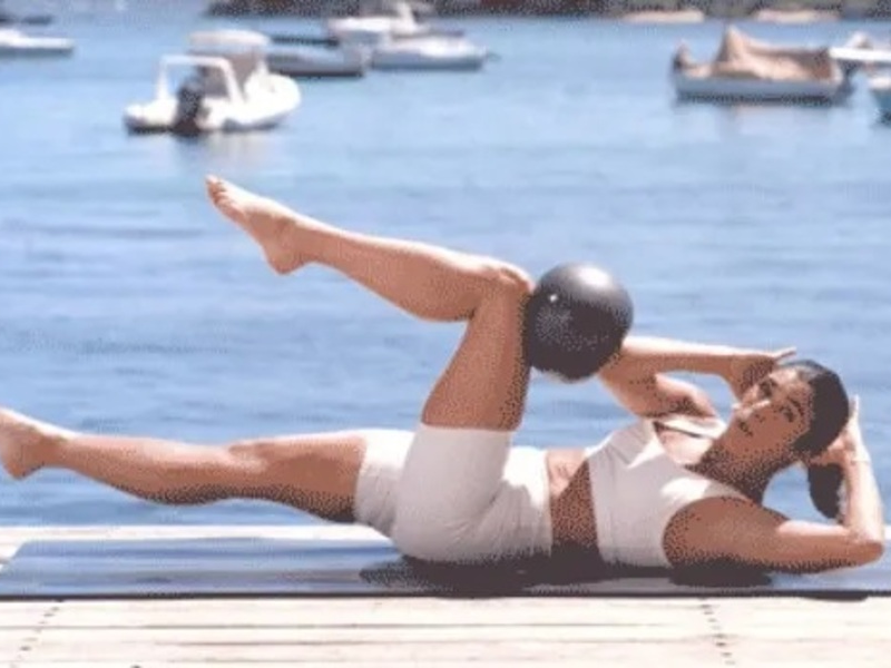 Bài tập Ball bicycle crunches