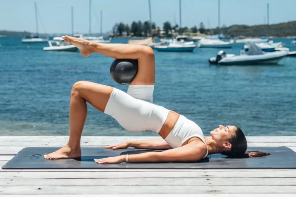bai-tap-pilates-voi-bong-ban-nen-thu