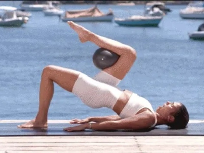 Bài tập Glute bridge leg lift