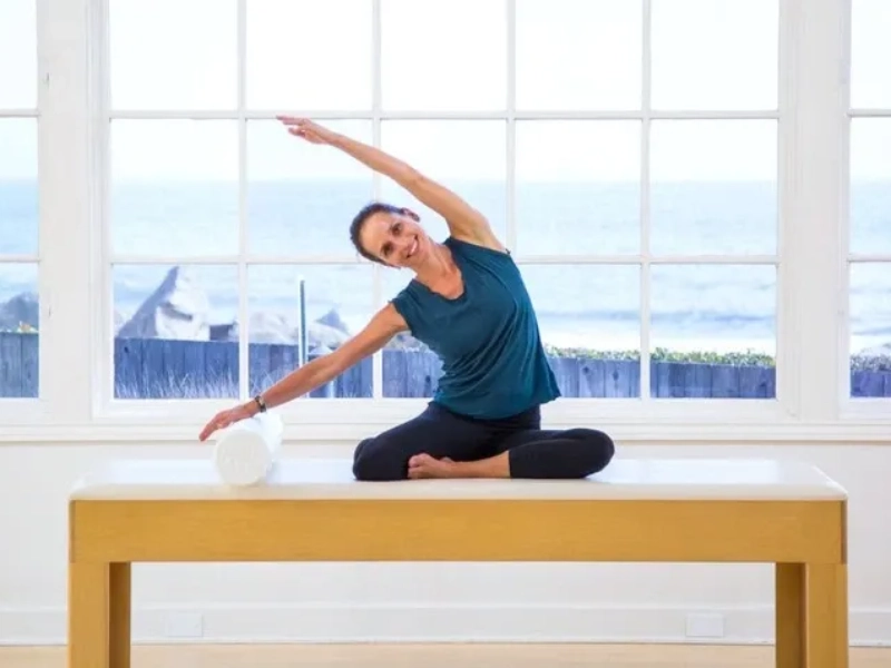 Bài tập Mermaid Stretch với con lăn bọt