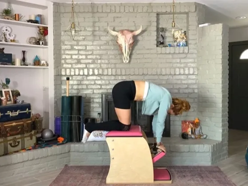 Bài tập Kneeling Push Down với ghế