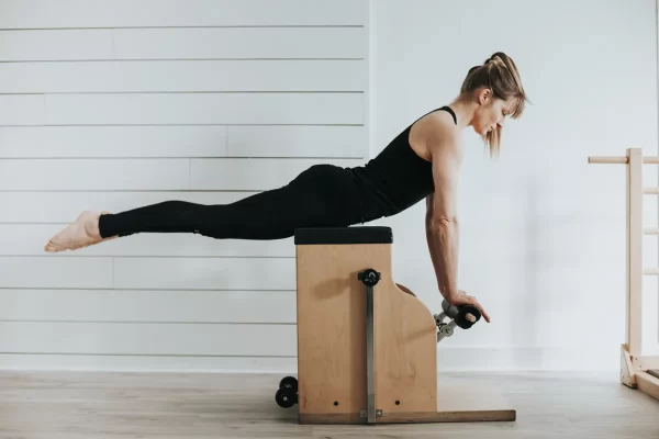 bai-tap-pilates-voi-ghe