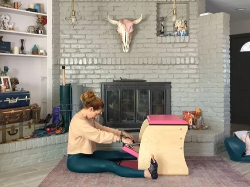 Bài tập Pilates với ghế Wunda - Spine Stretch Forward