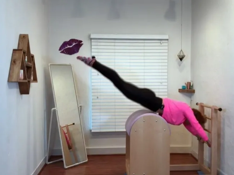 Bài tập Pilates với Ladder Barrel – Jumping Stomach