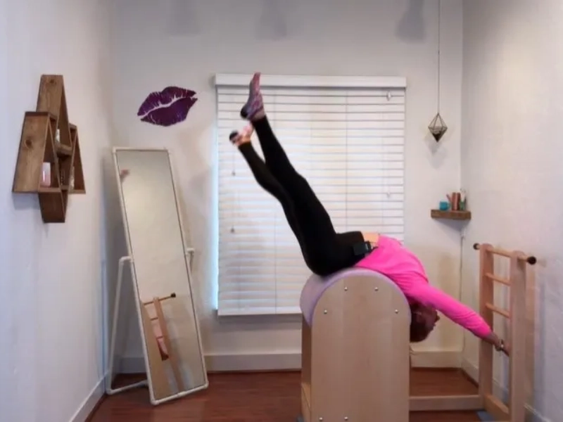 Bài tập Pilates với Ladder Barrel – Leg Circles