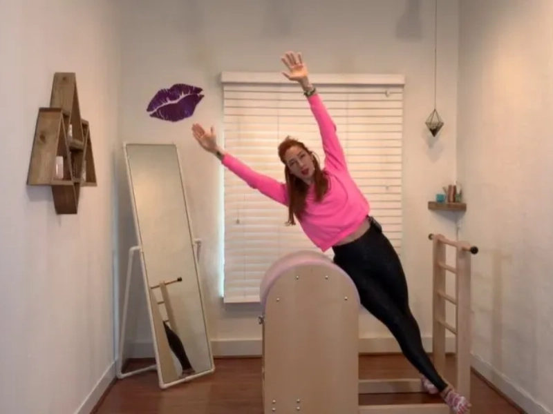 Bài tập Pilates với Ladder Barrel – Side Sit Ups