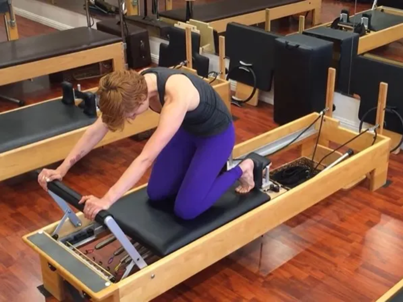 Bài tập Knee Stretches