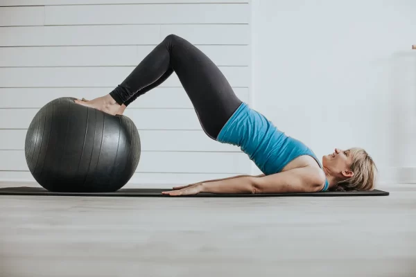 bong-pilates-tac-dung-luu-y-khi-tap-pilates-voi-bong-1