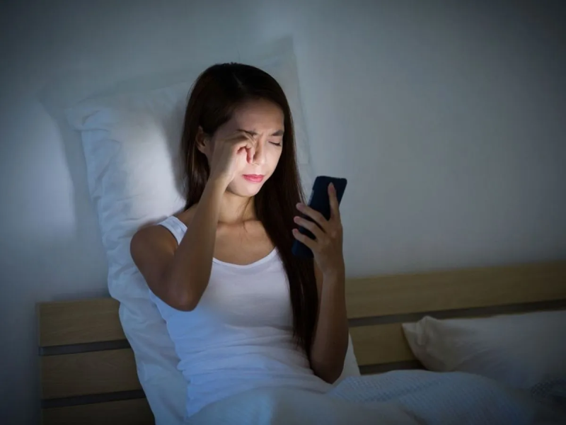 Hãy tránh xa các thiết bị điện tử trước khi đi ngủ