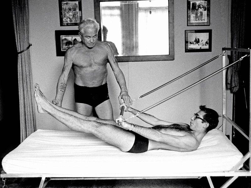 Joseph Pilates nghiên cứu và phát triển bộ môn Pilates.