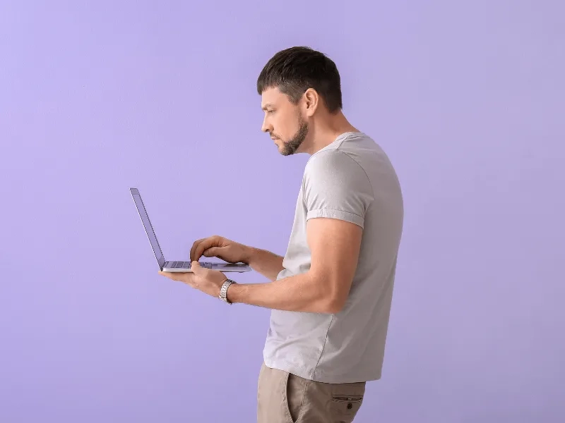 Gù lưng là tình trạng cột sống bị cong quá mức về phía trước