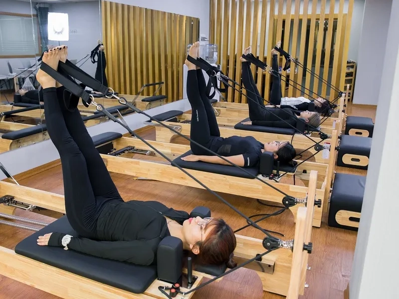 Máy Reformer hỗ trợ người tập điều chỉnh kháng lực khi tập luyện