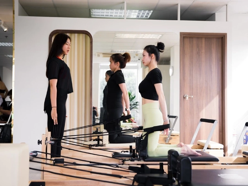 Đội ngũ giáo viên tại MB Pilates là những chuyên gia có chứng chỉ và kinh nghiệm trong lĩnh vực Pilates