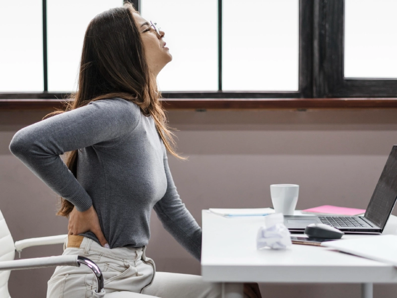 Luôn ngồi thẳng lưng khi làm việc để tránh cong vẹo cột sống.