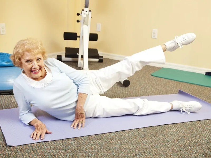Bài tập Pilates cho người cao tuổi Knee Draw-Ins