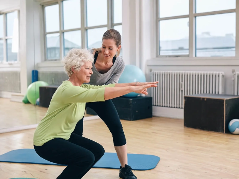 Tập luyện Pilates với huấn luyện viên giúp người cao tuổi thực hiện các bài tập chính xác và an toàn
