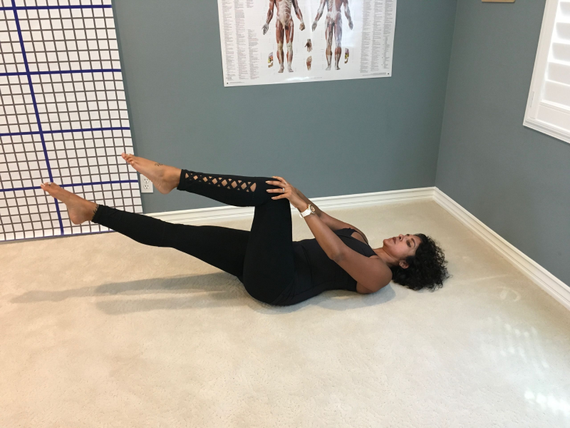 Tư thế Pilates One Leg Stretch