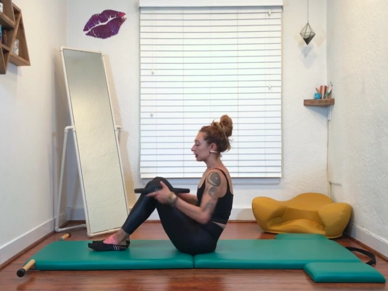 Bài tập Pilates Rolling Like a Ball với vòng Pilates