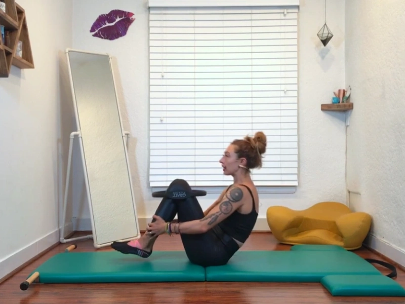 Bài tập Pilates Rolling Like a Ball với vòng Pilates