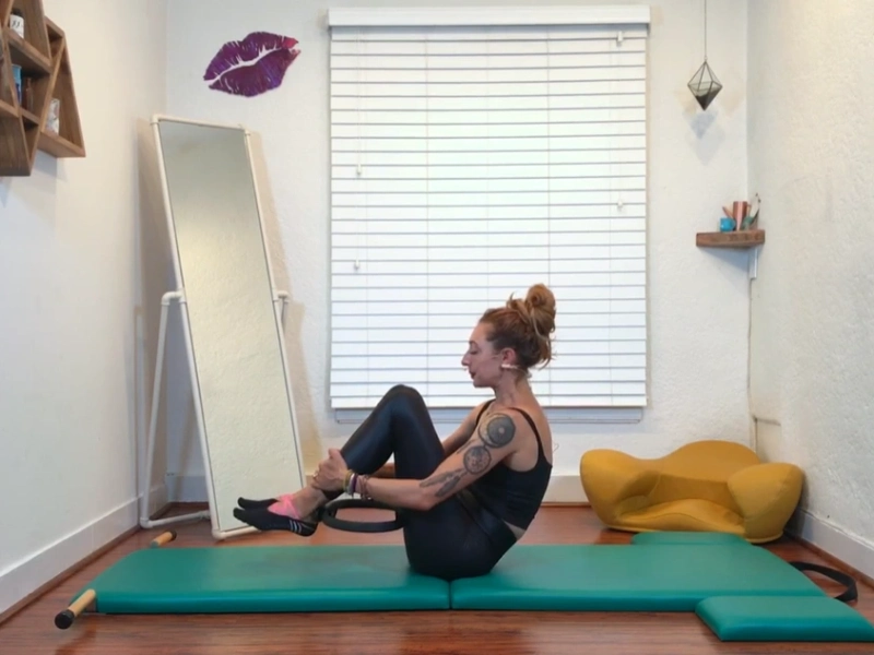 Bài tập Pilates Rolling Like a Ball với vòng Pilates