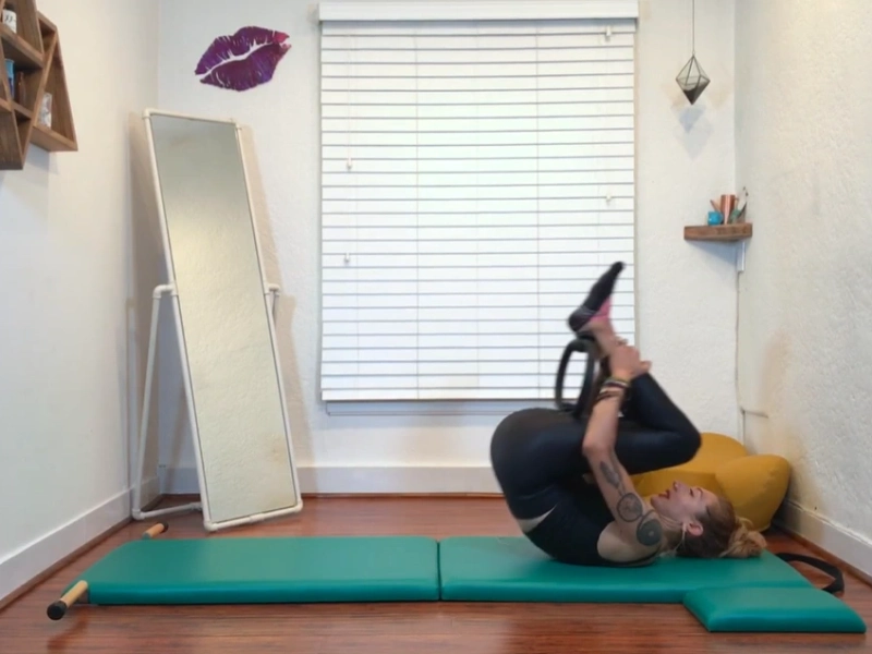 Bài tập Pilates Rolling Like a Ball với vòng Pilates