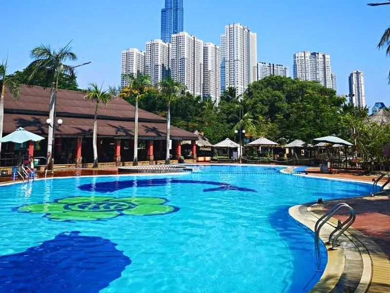 Hồ bơi khu du lịch Văn Thánh.