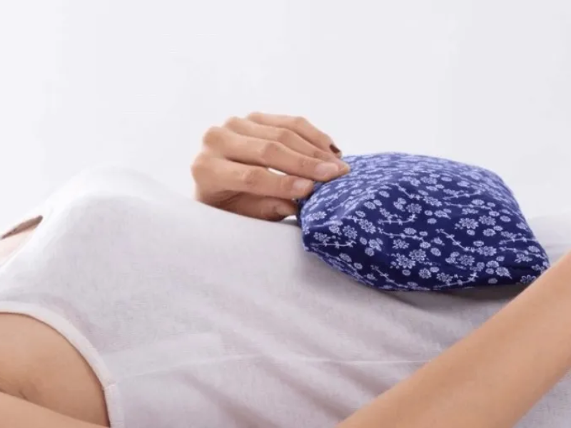 Chườm nóng vùng bụng dưới là cách đơn giản và hiệu quả nhất để giảm đau bụng kinh