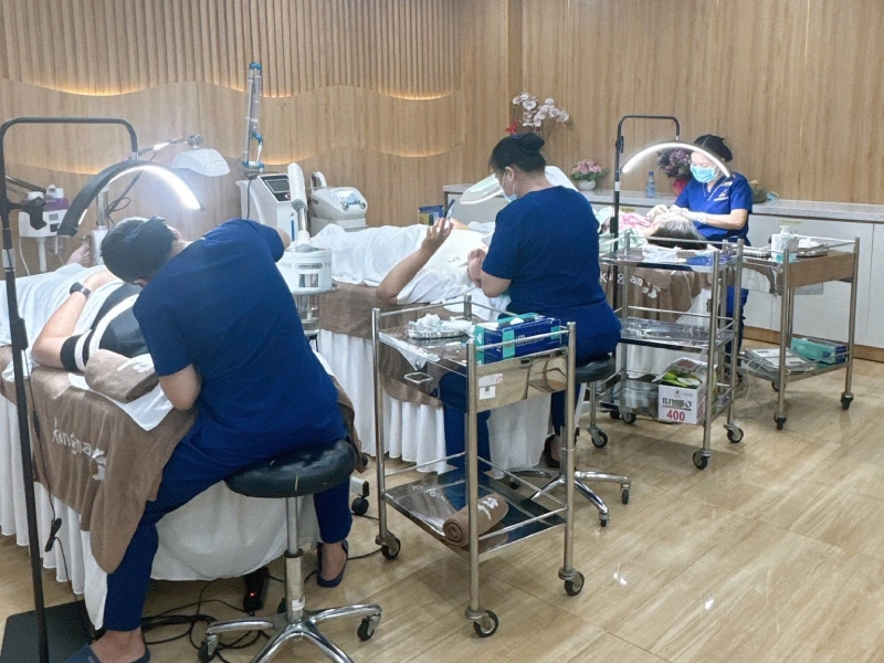 Nhiều người tin tưởng sử dụng dịch vụ giảm mỡ bụng tại thẩm mỹ viện Đông Á Hải Phòng.
