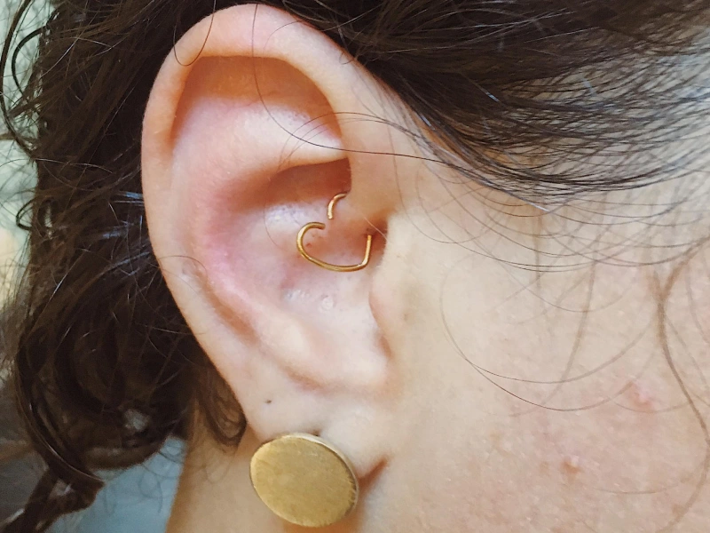Xỏ khuyên tai tại Ròi Piercing.