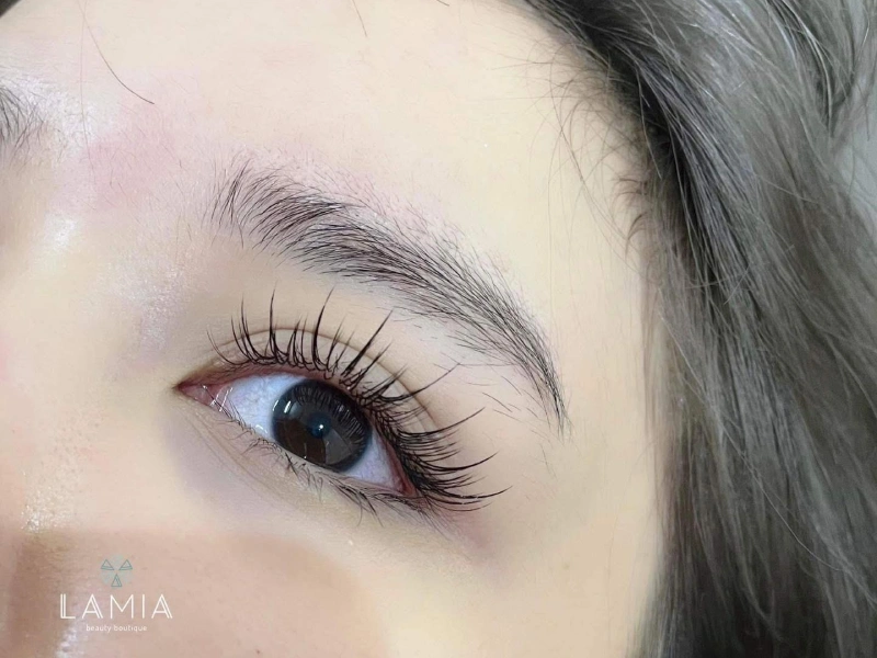 Nối mi chuyên nghiệp tại LAMIA Beauty Boutique.