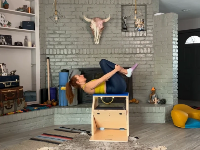 Cách thực hiện bài tập Pilates Double Leg Stretch trên Wunda Chair