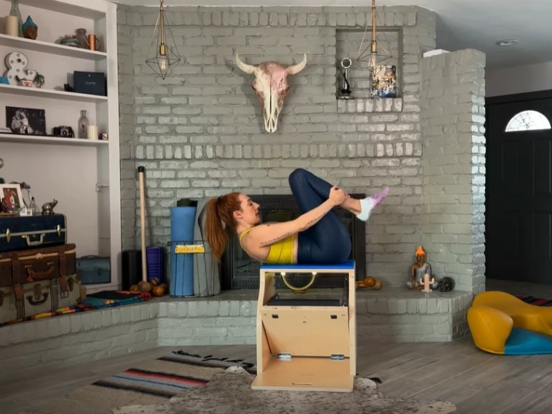 Cách thực hiện bài tập Pilates Double Leg Stretch trên Wunda Chair