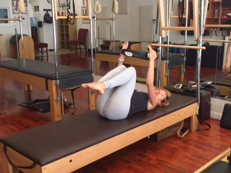 Cách thực hiện bài tập Pilates Double Leg Stretch với vòng Magic Circle 