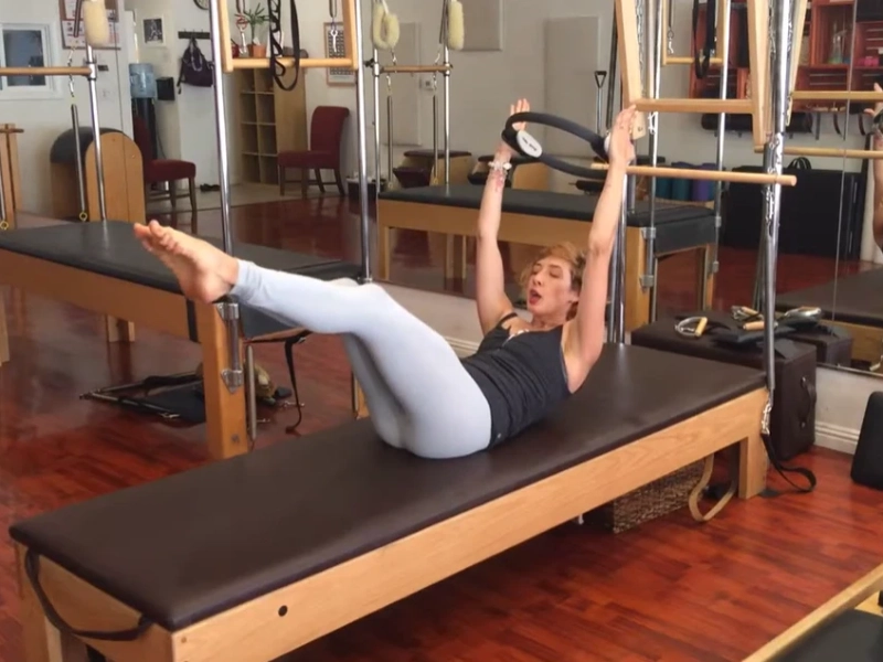 Các bước thực hiện bài tập Pilates Double Leg Stretch với vòng Magic Circle 