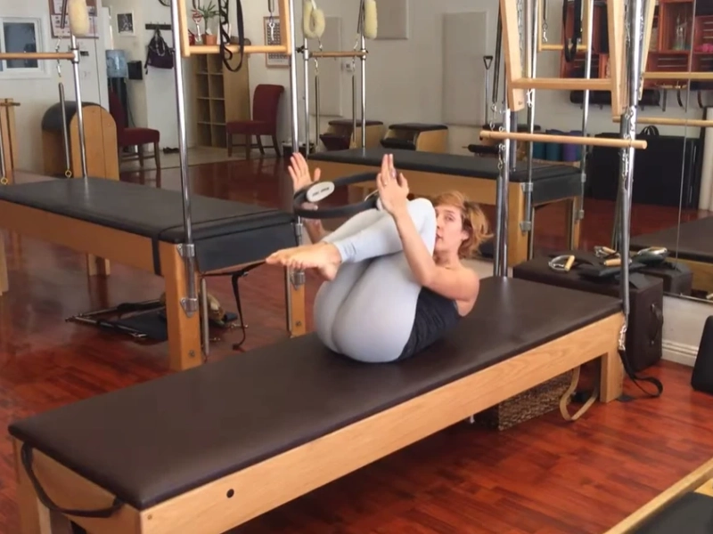 Các bước thực hiện bài tập Pilates Double Leg Stretch với vòng Magic Circle.