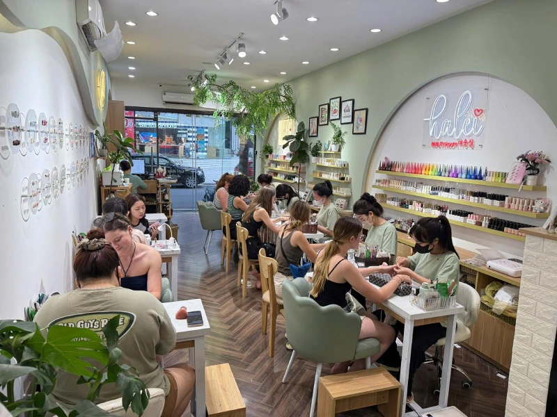 Halei Shop là một trong số cửa hàng nail đẹp ở Hà Nội.