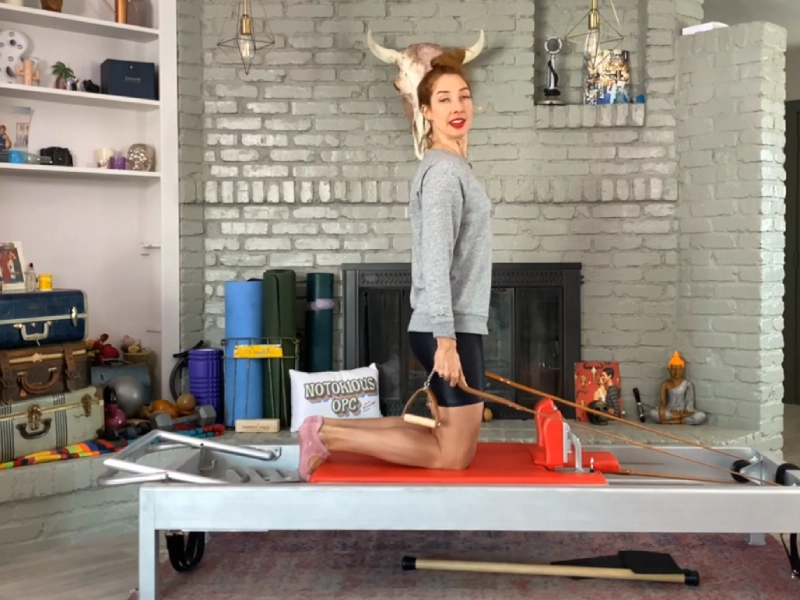 Cách thực hiện bài tập Pilates Chest Expansion trên Reformer
