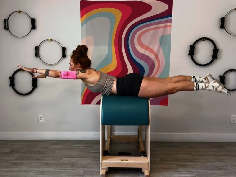 Bài tập Pilates Swimming trên Ladder Barrel 