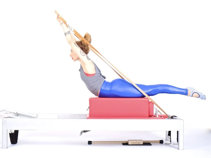 Bài tập Pilates Breaststroke trên Reformer.