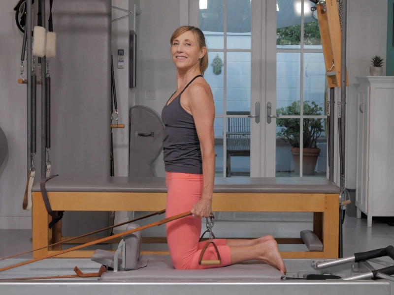 Bài tập Pilates Chest Expansion trên Reformer