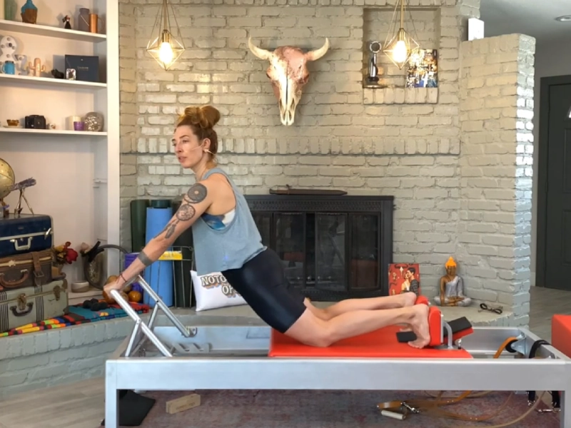 Cách thực hiện bài tập Bài tập Pilates Down Stretch trên Reformer