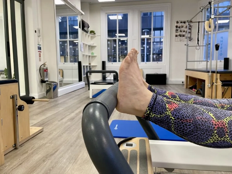 Biến thể của bài tập Pilates Footwork trên Reformer
