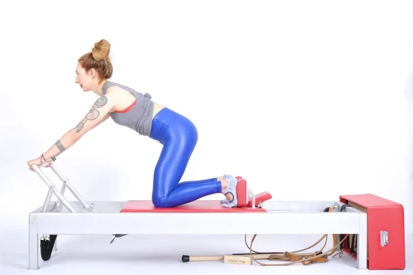 bai-tap-pilates-knee-stretches-arched-back-tren-reformer-1