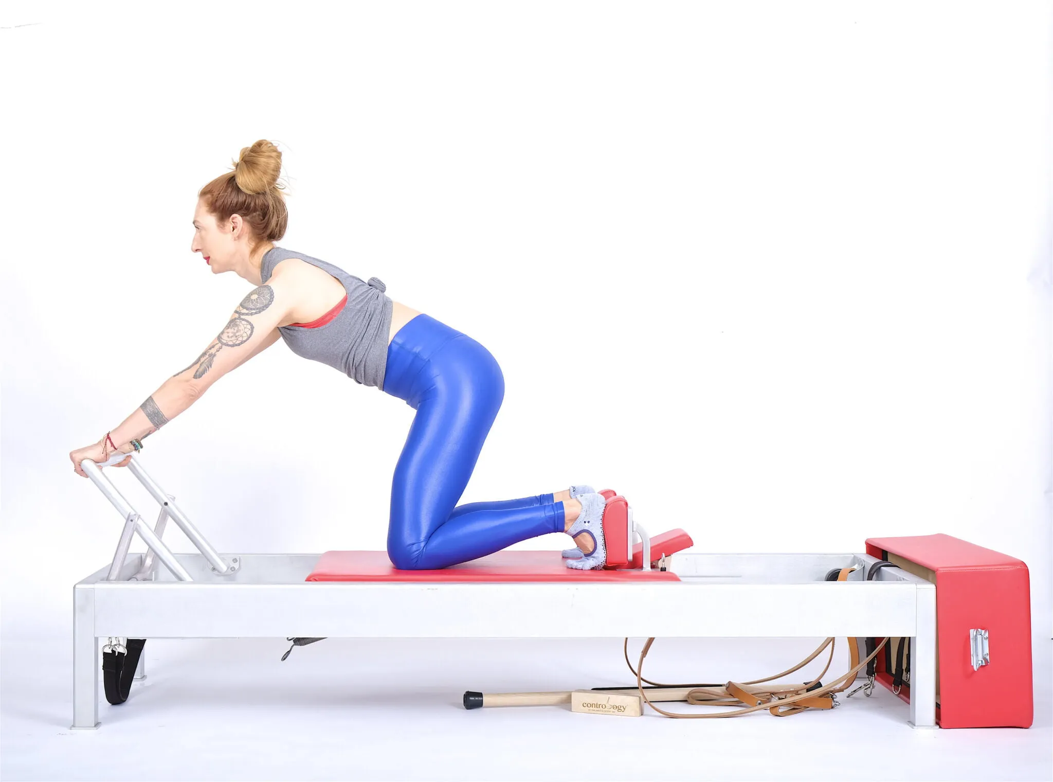 bai-tap-pilates-knee-stretches-arched-back-tren-reformer-1