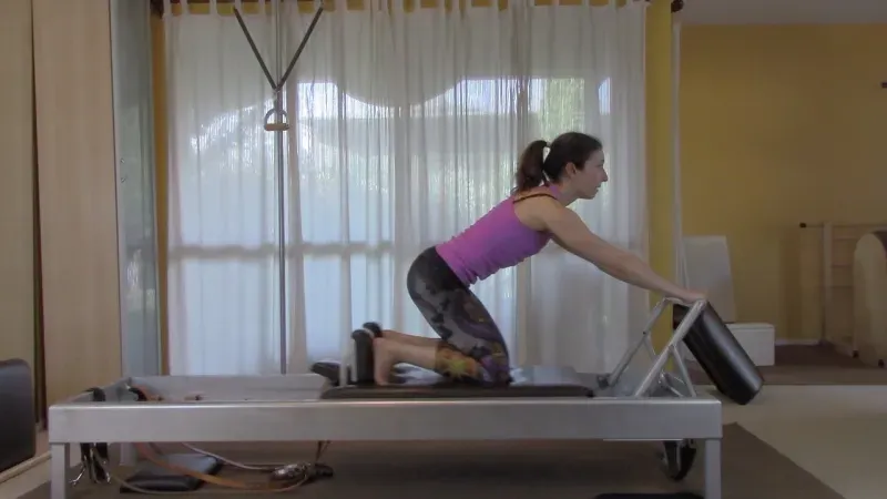 bai-tap-pilates-knee-stretches-arched-back-tren-reformer-2