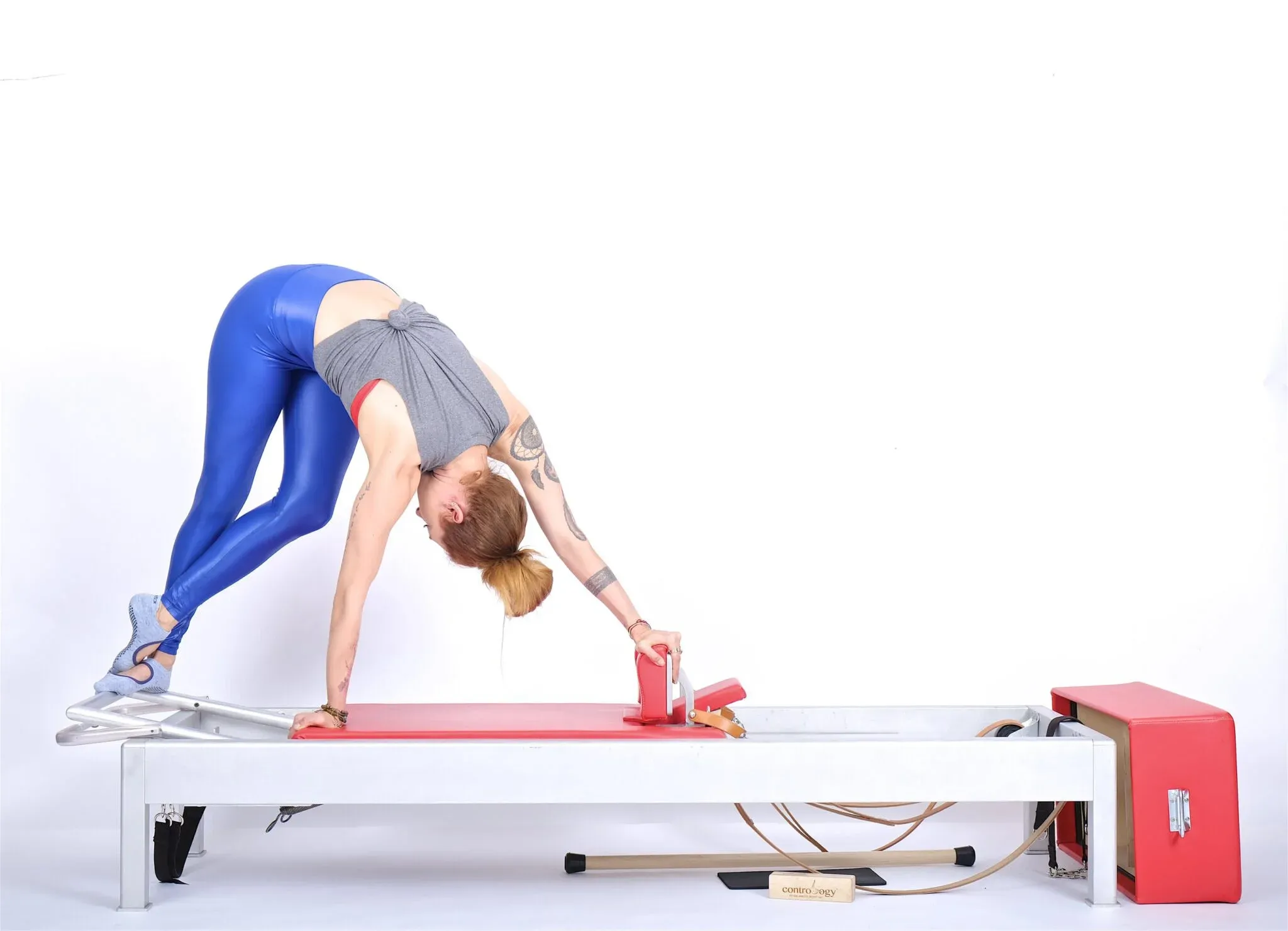 bai-tap-pilates-knee-stretches-arched-back-tren-reformer-4