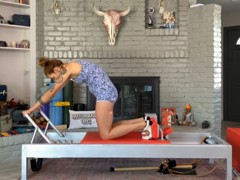 Các bước thực hiện bài tập Knee Stretches Round Back trên Reformer