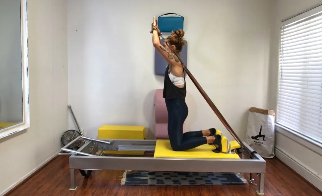 bai-tap-pilates-kneeling-shave-and-hug-tren-reformer-2