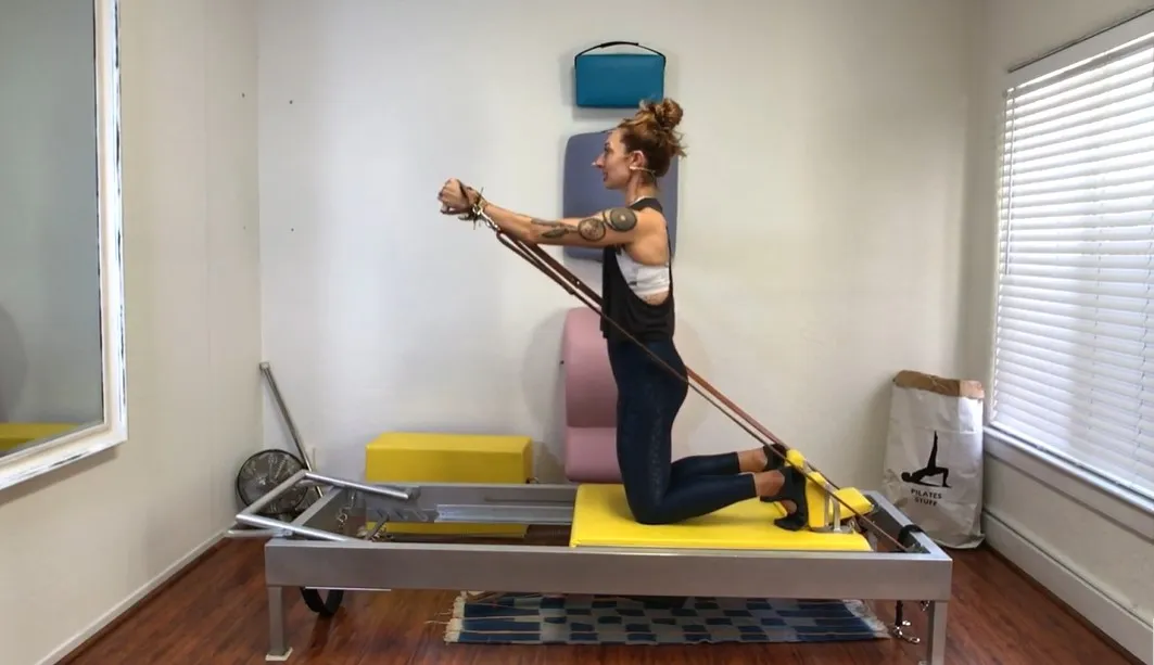 bai-tap-pilates-kneeling-shave-and-hug-tren-reformer-3