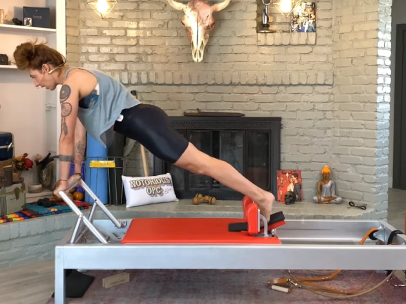 Thực hiện bài tập Long Stretch trên Reformer.
